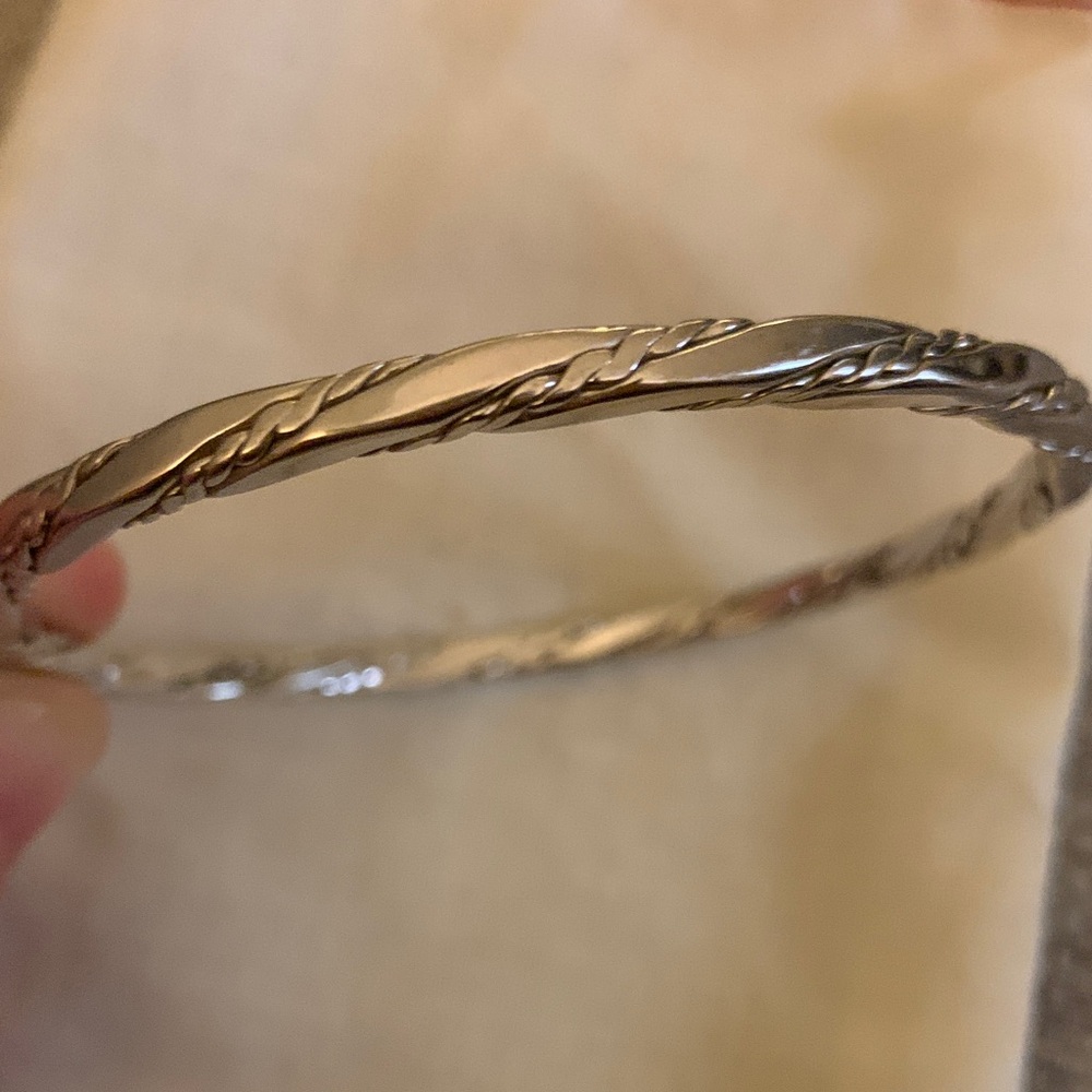 Vintage Monet Bracelet Twisted Bangle - Silver Tone - Vintage Signed - Picture 2 of 7